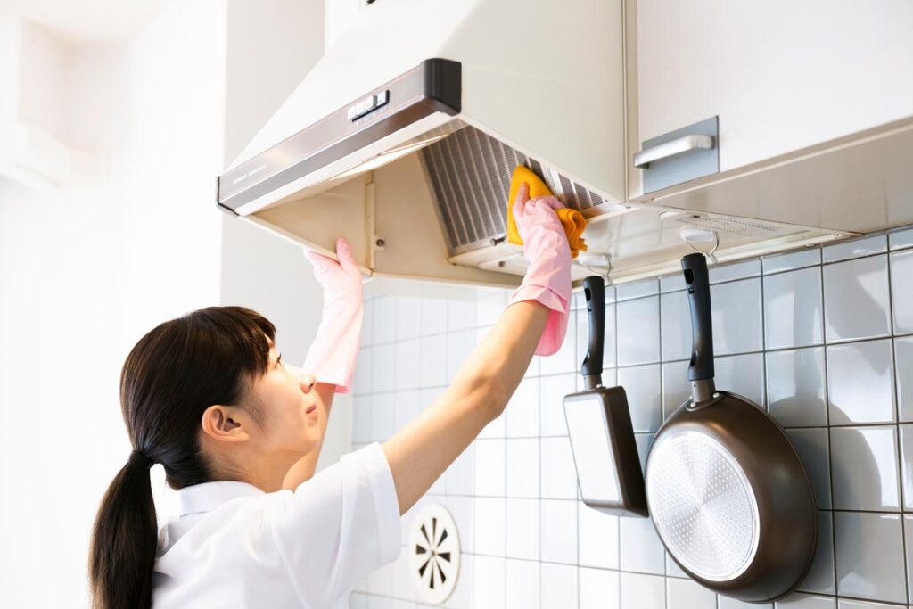 換気扇クリーニングを業者に依頼し掃除してもらう頻度とメリット、そして相場と業者の選び方
